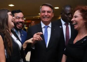 EDITORIAL: Ex-presidente Bolsonaro e seus apoiadores tresloucados país afora