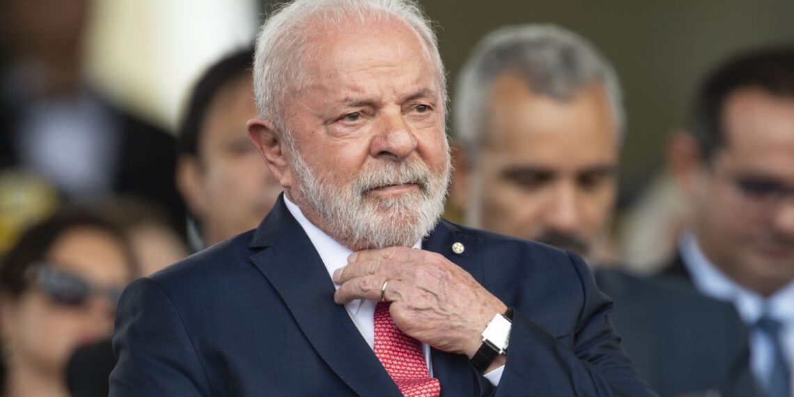 Aprovação do presidente Lula cai e desaprovação sobe, aponta pesquisa