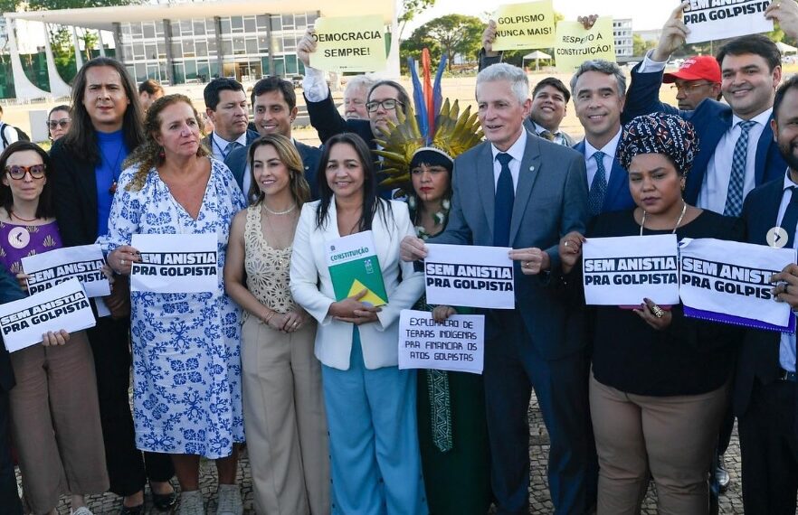 Soraya Thronicke se junta à base de Lula para comemorar relatório de CPMI