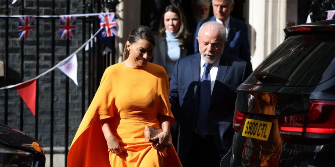 Lula torra R$ 16 milhões com aluguel de carrões tipo limusines no exterior