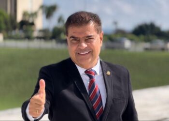 Inseguro, senador recorre a autoelogios para dizer que se dedica ao Estado