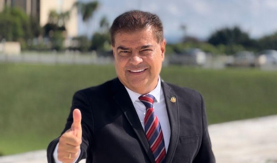 Inseguro, senador recorre a autoelogios para dizer que se dedica ao Estado