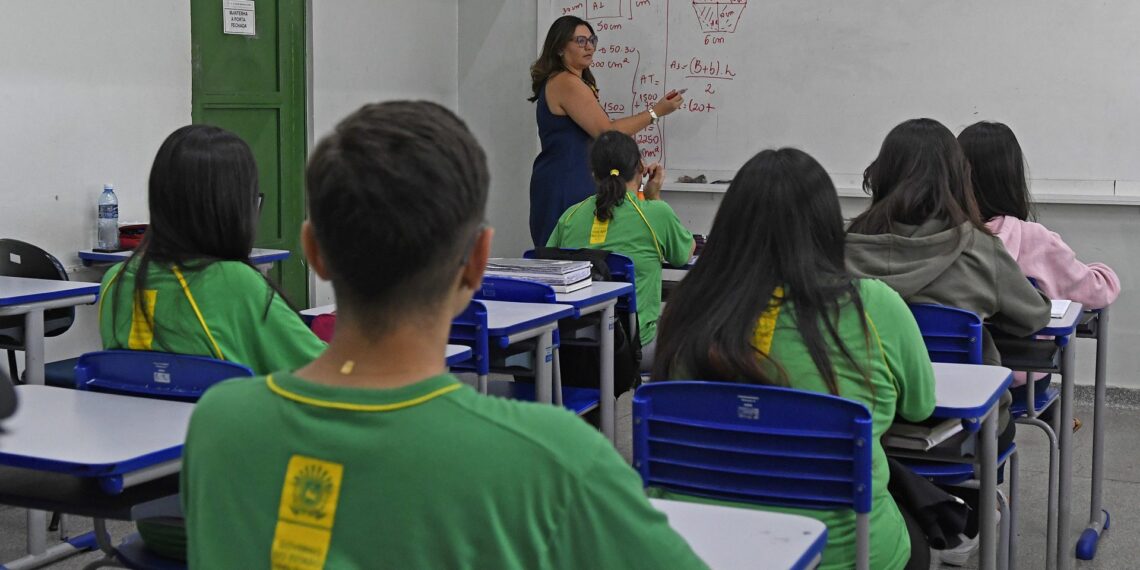 Governo nomeia 216 professores efetivos e reforça ensino nos 79 municípios