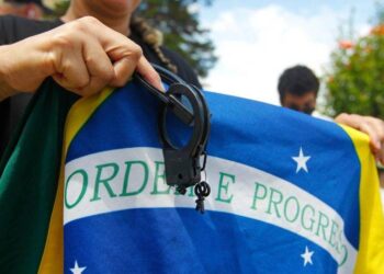 ARTIGO: Povo deve ter coragem de usar a democracia contra falsas narrativas