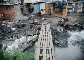 Contrária ao marco do saneamento, deputada pede água potável nas escolas
