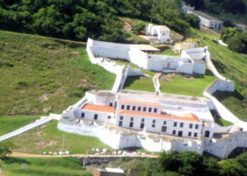 Falta de água tratada faz moradores de Forte Coimbra, no Pantanal, adoecerem