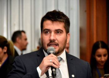 Tavares não vê ‘imoralidade’ usar verba pública com sócios de assessores