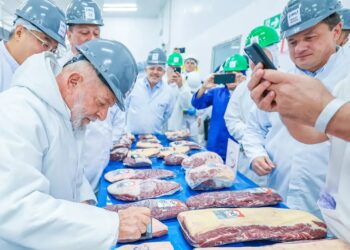 Lula visita JBS, empresa que confessou esquema de corrupção com o PT