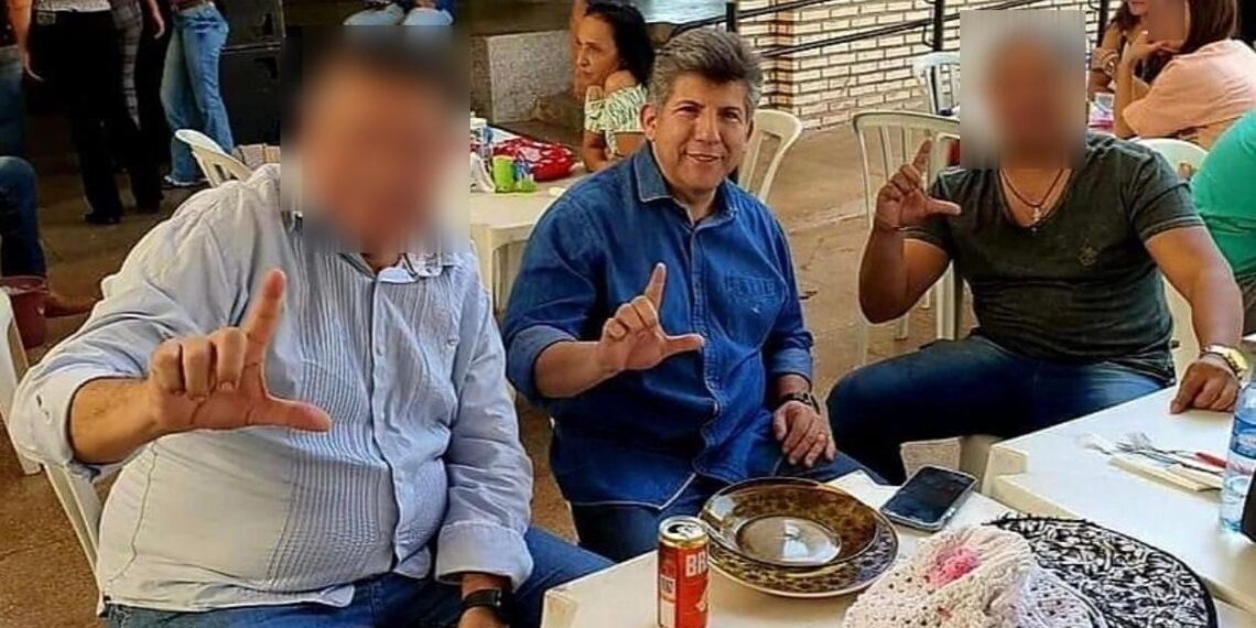 Deputado nega que gesto em foto seja em apoio a Lula na eleição de 2022