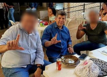Deputado nega que gesto em foto seja em apoio a Lula na eleição de 2022