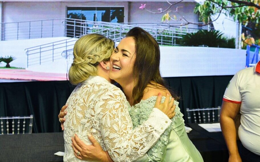 Prefeitura vira cabide de empregos a pastores da igreja de Adriane e marido