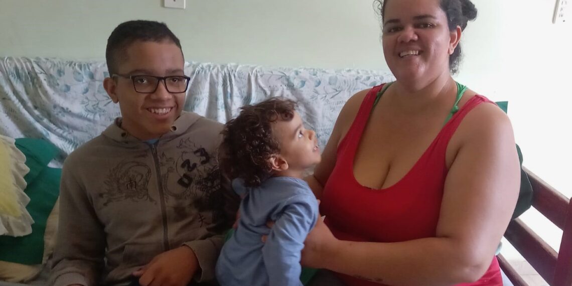 Mãe faz rifa e vaquinha para comprar cadeira de rodas a filho com deficiência