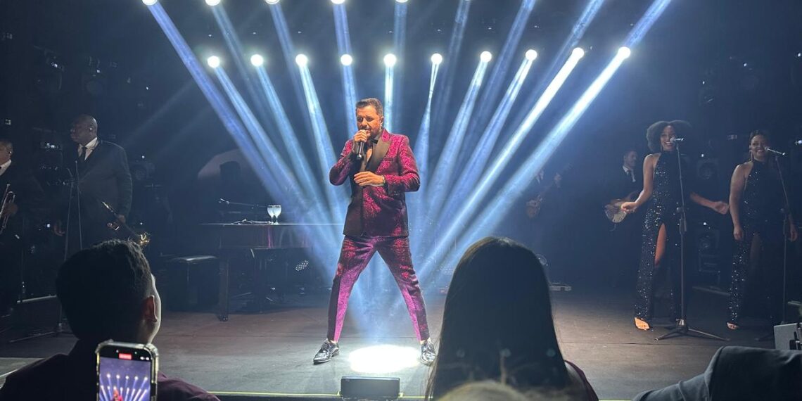 Versátil e talentoso, Maurício Manieri faz show marcante em Campo Grande