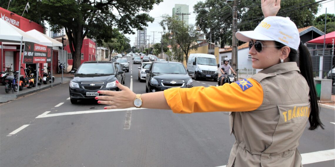 Incapaz de reduzir gastos, prefeita Adriane Lopes quer arrecadar mais com multas