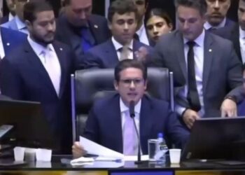 Camila Jara agride Nikolas Ferreira em sessão na Câmara dos Deputados