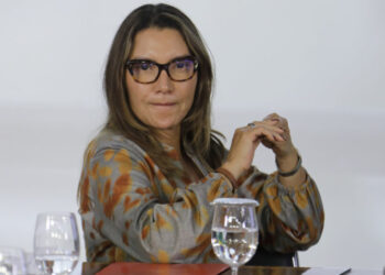 Janja vive num palácio e acha que é uma princesa rebelde fora da caixa