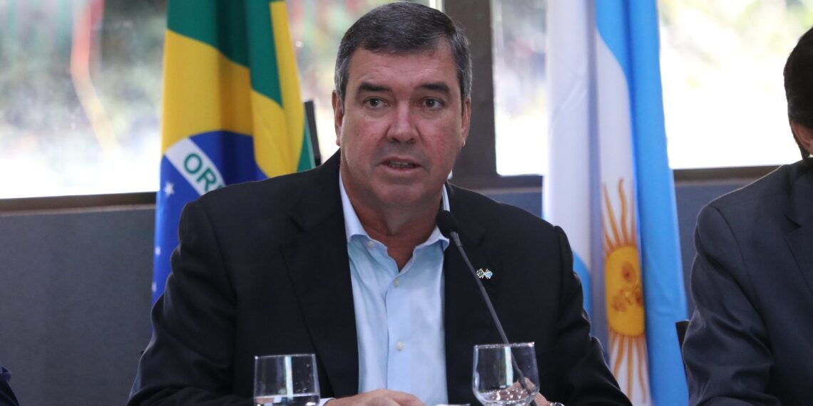 Riedel lidera com folga ao governo e venceria no primeiro turno, diz pesquisa