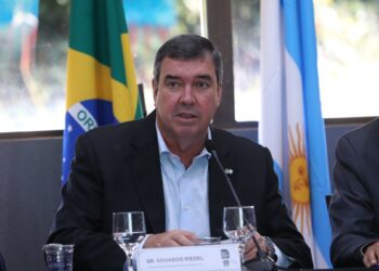 Riedel lidera com folga ao governo e venceria no primeiro turno, diz pesquisa