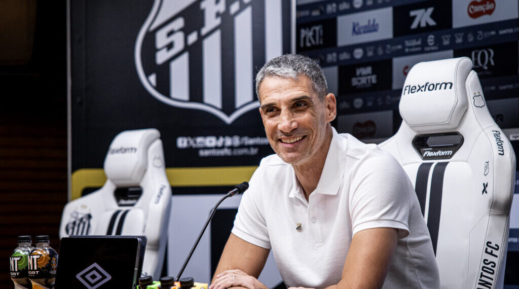 OPINIÃO: Vojvoda insiste em morrer abraçado às próprias convicções no Santos