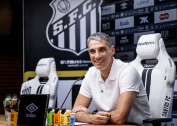 OPINIÃO: Vojvoda insiste em morrer abraçado às próprias convicções no Santos