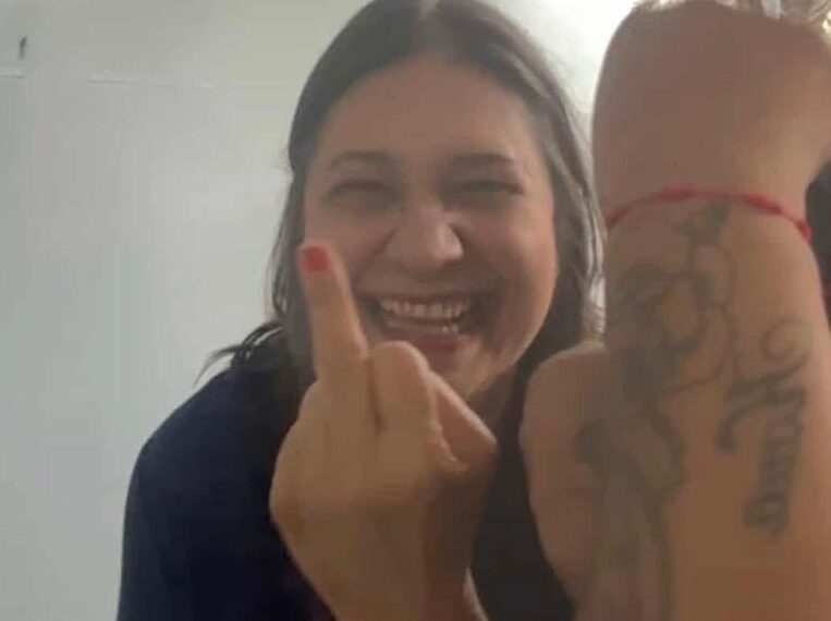 Vereadora do PT faz gesto obsceno em bate-boca com assessora da prefeita