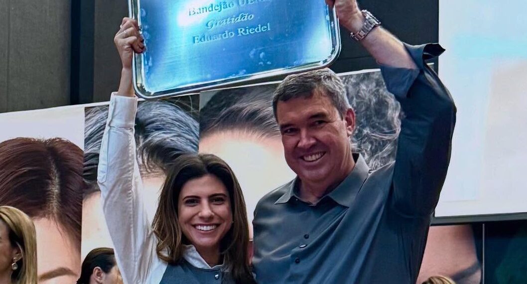 Camila disputa holofotes e “rouba” mimos de Riedel em solenidade na UEMS