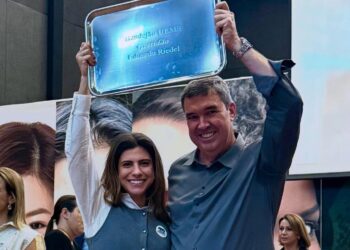 Camila disputa holofotes e “rouba” mimos de Riedel em solenidade na UEMS