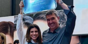 Camila disputa holofotes e “rouba” mimos de Riedel em solenidade na UEMS