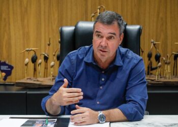 Fora do eixo tradicional da política, Riedel chega a três anos no comando de MS