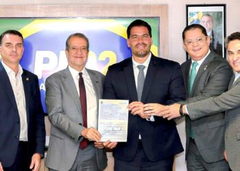 Notas de Flávio Bolsonaro revelam apoio a Riedel e avaliação favorável a Contar