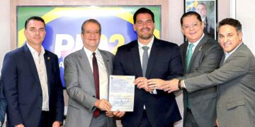 Notas de Flávio Bolsonaro revelam apoio a Riedel e avaliação favorável a Contar