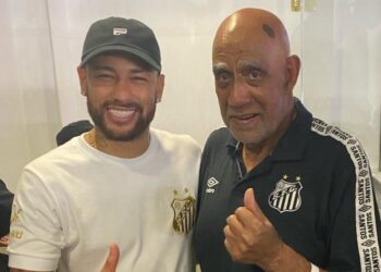 Em cadeira de rodas, ídolo Mengálvio enfrenta via-crúcis para ver jogos na Vila