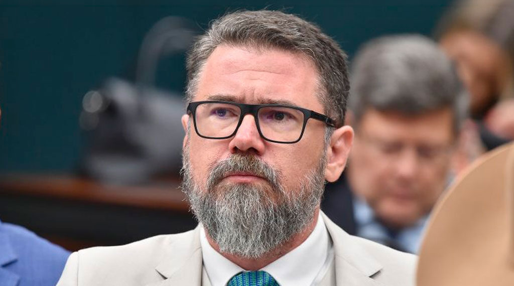 Veritá e Marcos Pollon ignoram ordem judicial e divulgam pesquisa impugnada