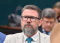 Veritá e Marcos Pollon ignoram ordem judicial e divulgam pesquisa impugnada
