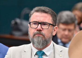 Veritá e Marcos Pollon ignoram ordem judicial e divulgam pesquisa impugnada