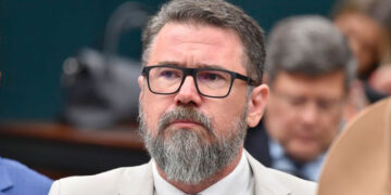 Veritá e Marcos Pollon ignoram ordem judicial e divulgam pesquisa impugnada