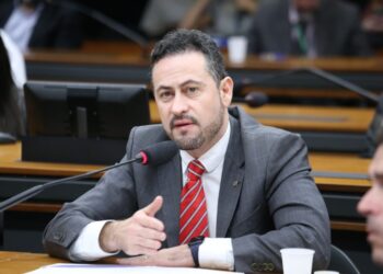Após defender fim da escala 6×1, deputado do PT enfrenta ação por jornada abusiva