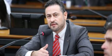Após defender fim da escala 6×1, deputado do PT enfrenta ação por jornada abusiva