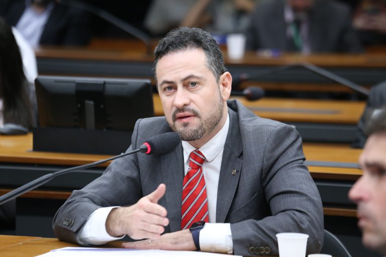 Após defender fim da escala 6×1, deputado do PT enfrenta ação por jornada abusiva