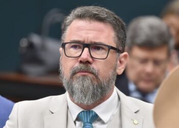 No grito, deputado Pollon tenta conquistar vaga que as pesquisas não lhe dão
