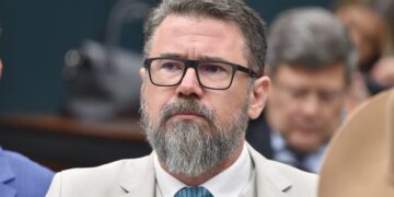 No grito, deputado Pollon tenta conquistar vaga que as pesquisas não lhe dão