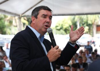 Eduardo Riedel se reelegeria no 1º turno com ampla vantagem, aponta Quaest