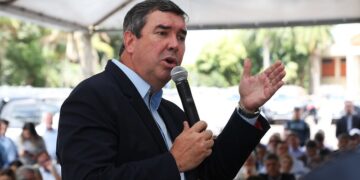 Eduardo Riedel se reelegeria no 1º turno com ampla vantagem, aponta Quaest