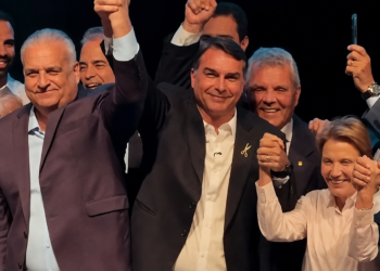 Ex-relator da CPMI do INSS como vice de Flávio leva caso para dentro da campanha