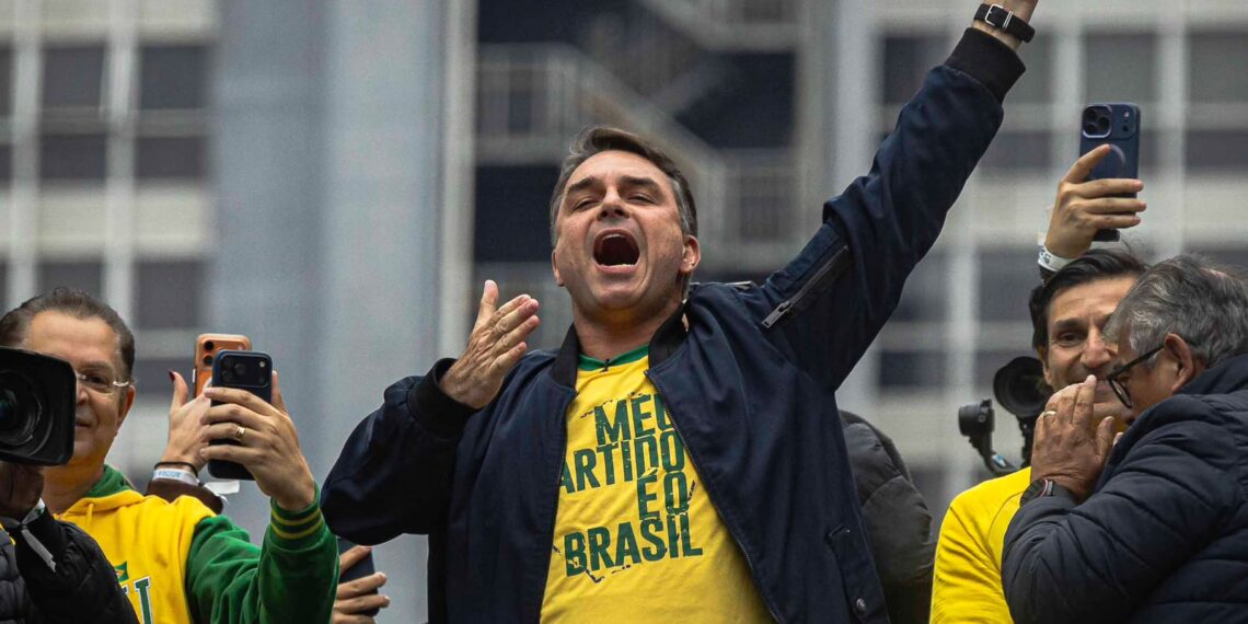 É muito difícil Flávio Bolsonaro perder esta eleição, avaliam especialistas