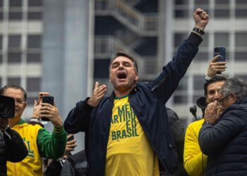 É muito difícil Flávio Bolsonaro perder esta eleição, avaliam especialistas