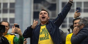 É muito difícil Flávio Bolsonaro perder esta eleição, avaliam especialistas